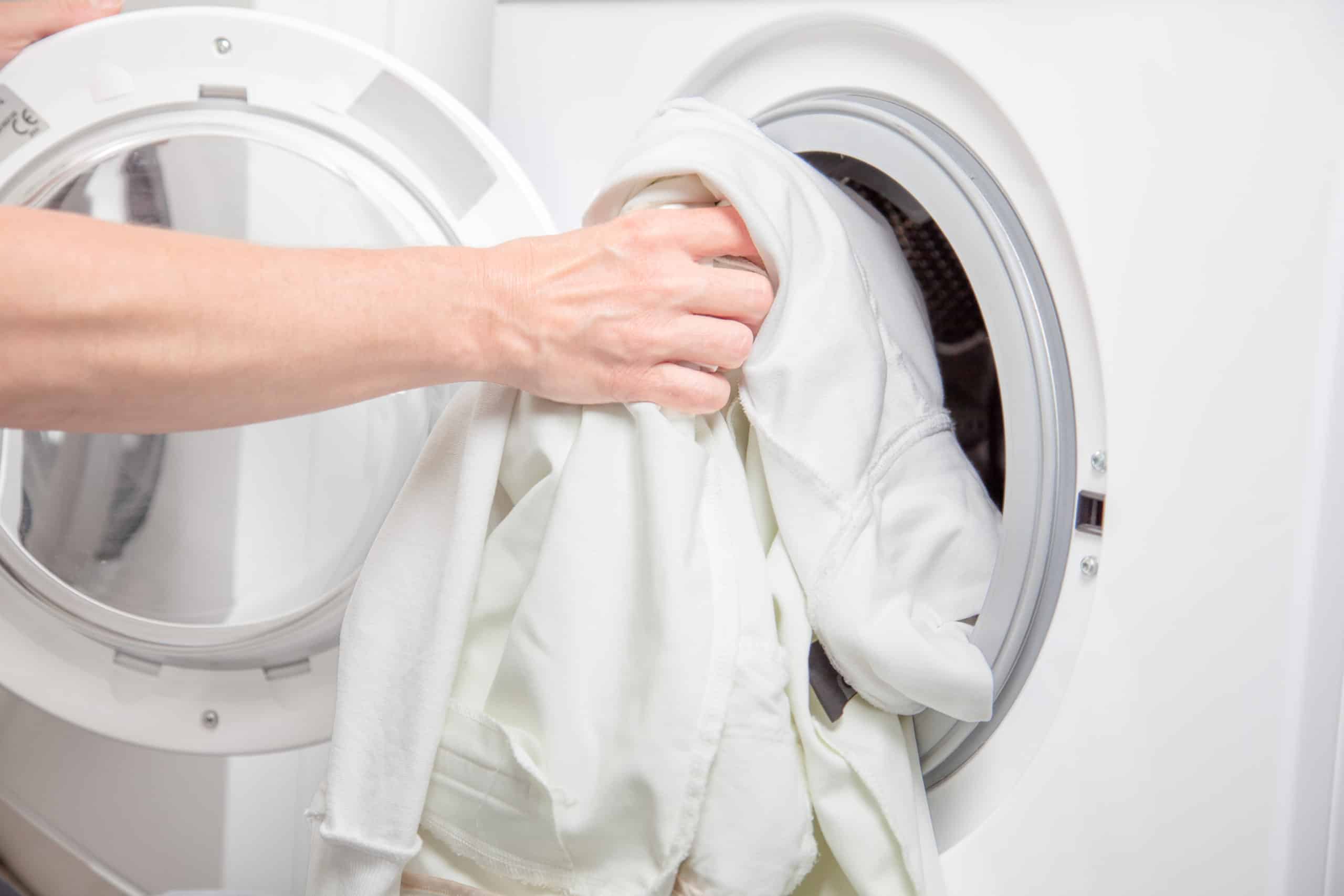 Как стирать без машинки. Одежда в стиральной машине. Стиральная машинка с бельем. Белые вещи в стиральной машине. Стиральная машина и чистое белье.